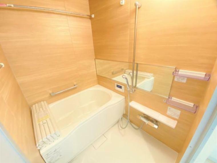 【リフォーム後/浴室】浴室はハウステック製の新品のユニットバスに交換しました。約1.2m×約1.6mの浴室です。新品のお風呂で1日の疲れをゆっくり癒すことができますよ。