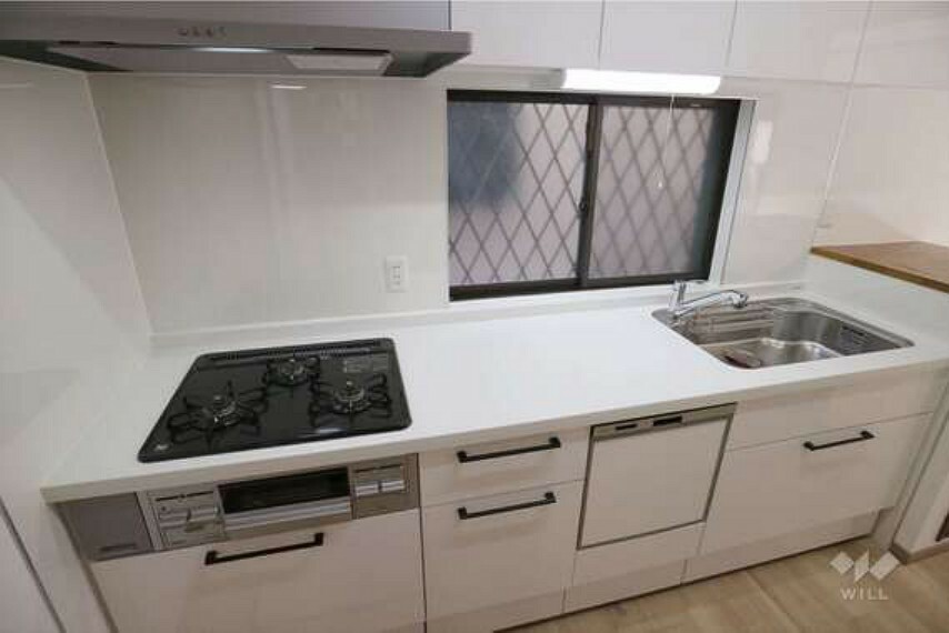 キッチン 新規交換済みのキッチンは食洗器付き。小窓がついているため換気がしやすいです。
