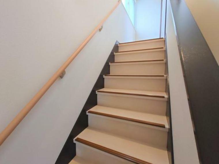 【リフォーム後】階段には安全性を考え、床に滑り止めをつけました。事故の起こりやすい階段の昇降を、より安全にできるように最大限配慮しています。