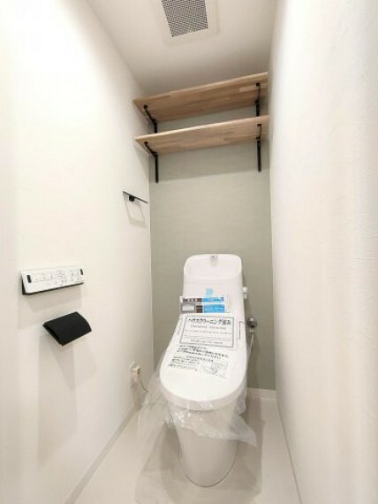 トイレ ・トイレ 手の届きやすい位置にコーナー収納を備えています。