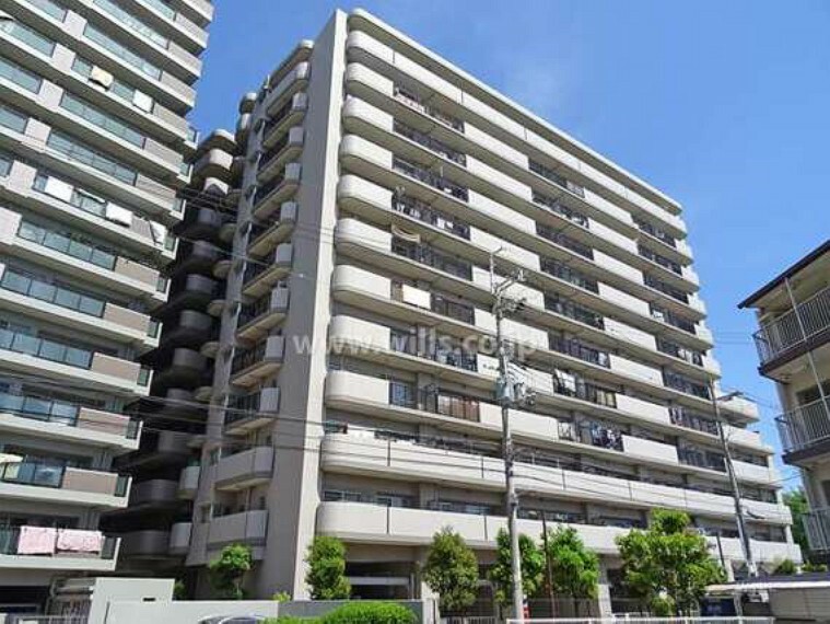 JR東西線「加島」駅から北西へ徒歩1分、『加島3丁目』にある総戸数113戸のマンションです。