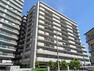 外観写真 JR東西線「加島」駅から北西へ徒歩1分、『加島3丁目』にある総戸数113戸のマンションです。