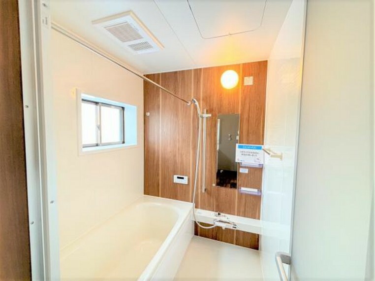 【リフォーム済】浴室はハウステック製の新品のユニットバスに交換しました。足を伸ばせる1坪サイズの広々とした浴槽で、1日の疲れをゆっくり癒すことができます。