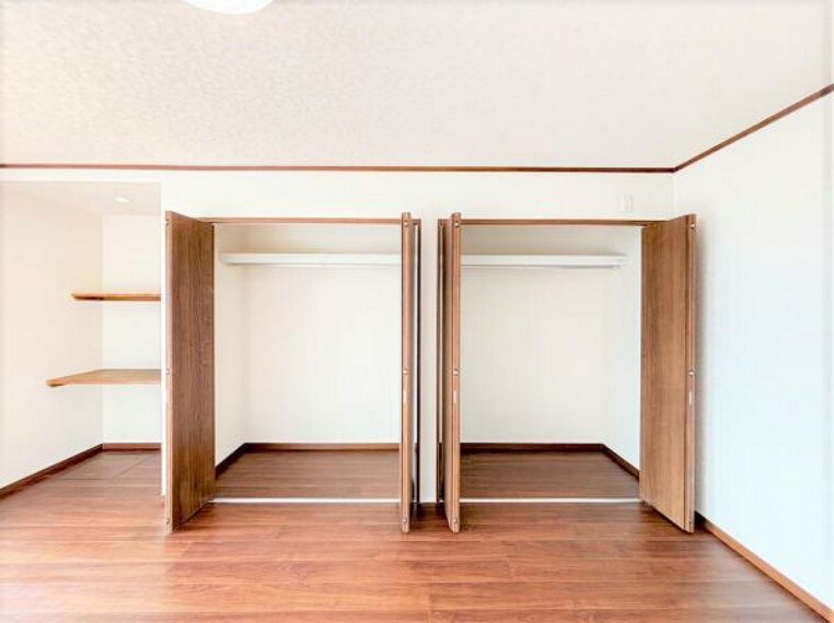 【リフォーム済】1階9.6帖の洋室です。クローゼットには枕棚・ハンガーパイプを設置しました。