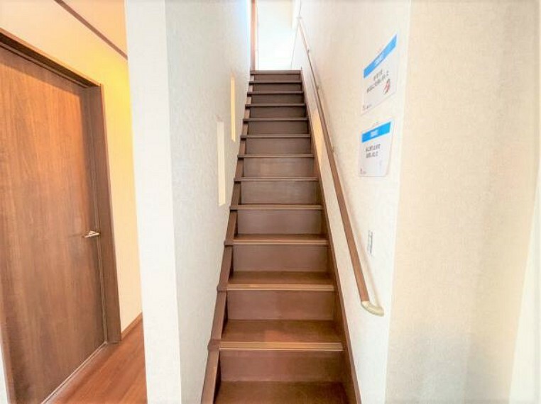 【リフォーム済】滑り止め新設・手すり新品交換・床張り替えを行うことでお家のイメージに合う落ち着いた階段になりました。