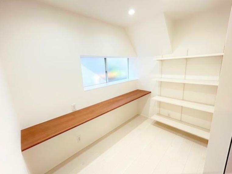 居間・リビング 【リフォーム済】納戸スペースの写真です。書斎やワークスペースとしても使うことが出来ますよ。