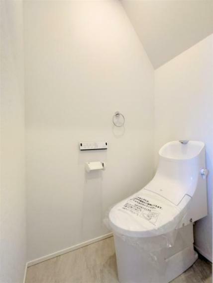 【リフォーム済】1階のトイレはLIXIL製の温水洗浄便座トイレに新品交換しました。便座は汚れの溜まりやすい継ぎ目がない構造なので、お手入れもラクラク。日々のお掃除の手間が軽減できますよ。