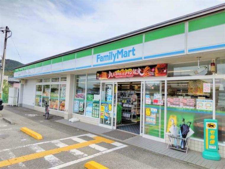 コンビニ ファミリーマートまで約500m（徒歩約7分）ATMの利用や公共料金の支払い、深夜の急な買い物等に便利です。