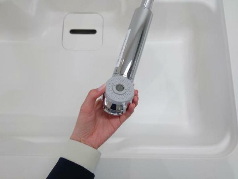 キッチン 【リフォーム済/即入居可】システムキッチンの水栓金具は「かゆい所に手が届く」シャワータイプで、エコハンドル（オールインワン浄水栓）浄水機能付きなので安心してお使いいただけます。