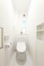 トイレ トイレは、清潔感のあるホワイトクロスでまとめられ、窓から差し込む光が優しく照らし、1人の時間をゆったりと過ごせる癒しの空間に仕上げました。（2号棟）