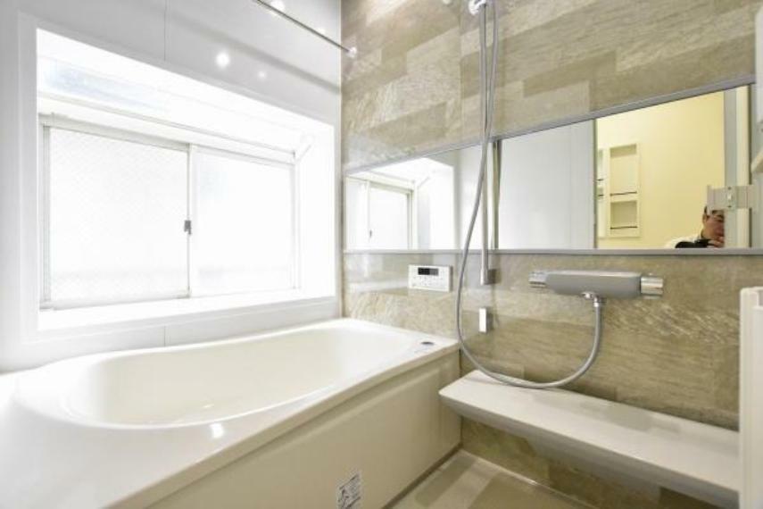 浴室 落ち着いた空間を演出するカラーでゆったりお使い頂けるバスルーム。いつでも快適で心地の良いバスタイムを実現できます
