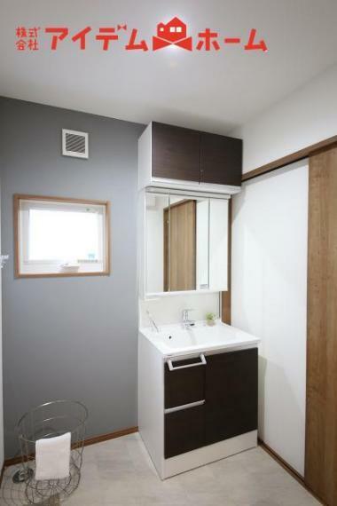 D棟<BR/>ゆとりの洗面スペースで朝の身支度も快適スムーズ。<BR/>鏡の裏にはたっぷりと収納を装備！