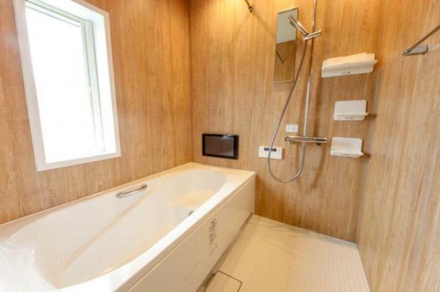 浴室 ■バスルーム/足を伸ばして入浴できるゆったりサイズの湯舟です。温かみのある木目調の浴室には、浴室用カラーテレビ（15インチ）を造作。