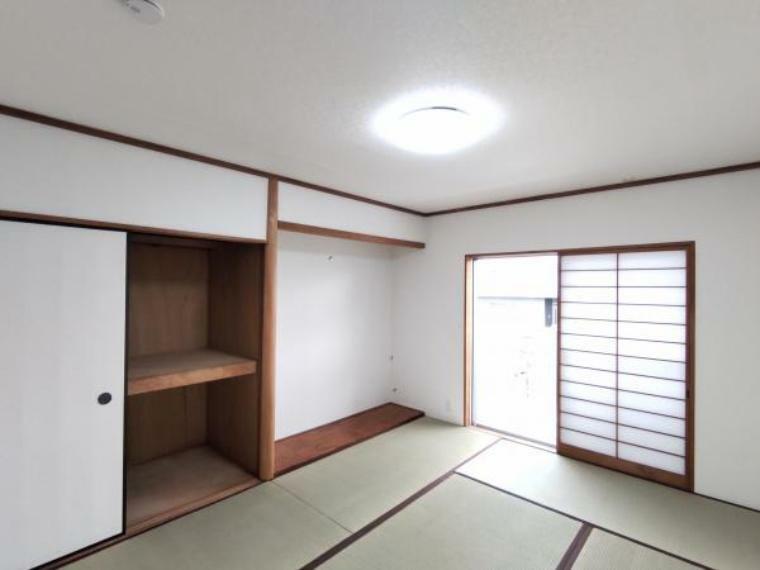 【リフォーム済】2階和室のお写真になります。畳表替え、壁天井はクロスを張替えました。一部屋あると嬉しい畳のお部屋です。