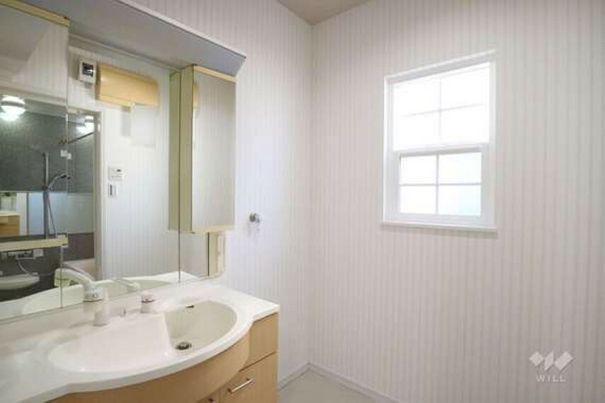 脱衣場 洗面室［2023年2月27日撮影］白を基調とした明るく清潔な印象の洗面室となっています。
