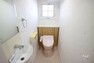 トイレ 1階トイレ［2023年2月27日撮影］タンクが隠れており、シンプルかつスタイリッシュな印象になっています。
