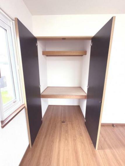 収納 【洋室6帖＿収納】中間に棚板を設けているため、スペースを無駄にすることなく収納が可能です。