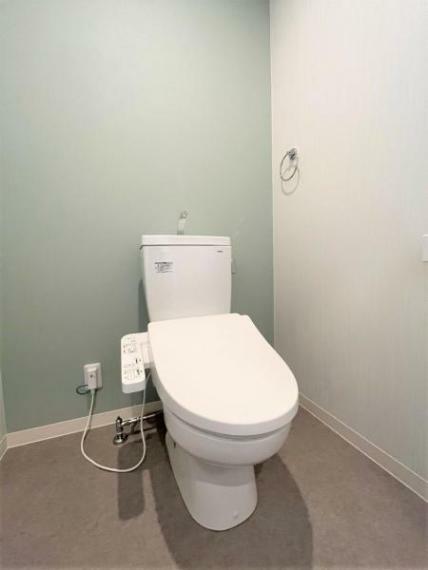 トイレ 【リフォーム後】トイレはTOTO製の温水洗浄機能付きに新品交換しました。表面は凹凸がないため汚れが付きにくく、継ぎ目のない形状でお手入れが簡単です。節水機能付きなのでお財布にも優しいですね。