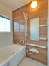 浴室 【リフォーム済】浴室はLIXIL製の新品のユニットバスに交換しました。足を伸ばせる1坪サイズの広々とした浴槽で、1日の疲れをゆっくり癒すことができますよ。