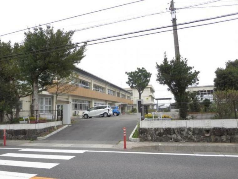 小学校 土佐市立新居小学校まで約800メートルです。毎日の通学でお子様の体力も鍛えられそうですね。