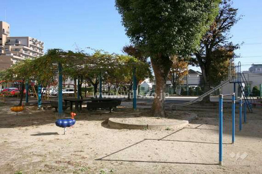 中庭 共用広場。お子様がいらっしゃるご家庭でも気軽に遊ぶことができる空間になっています。