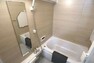浴室 浴室はカウンター付き。整理整頓もしやすく、お風呂を清潔な空間に保ちやすくなっています！
