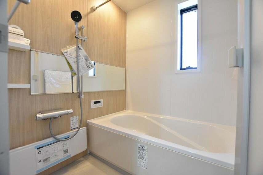 浴室 浴室乾燥暖房機付きなので雨の日の洗濯もカラっと乾き、浴室内のカビ対策にもなります。