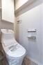 トイレ 温水洗浄便座一体型。扉付収納棚も便利