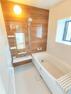 浴室 【リフォーム済/浴室】浴室はLIXIL製の新品のユニットバスに交換しました。1坪サイズのお風呂で、1日の疲れをゆっくり癒すことができますよ。