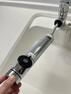 【リフォーム済/設備】新品交換するキッチンの水栓金具はノズルが伸びてシンクのお手入れもラクラクです。水栓本体には浄水機能が内蔵されていて、おいしいお水をつくります。