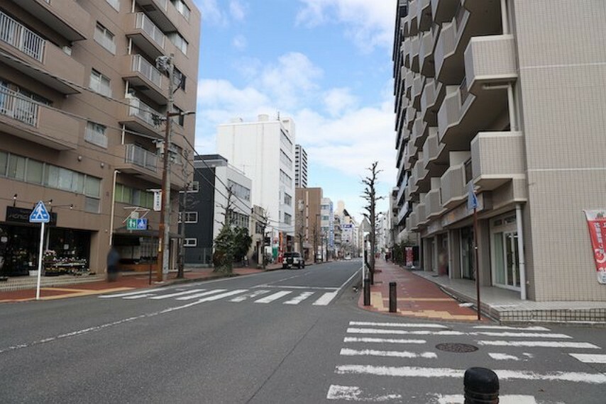 お持ちの車種によっては前面道路が広い方が便利でしょう。しかし、前面道路が広ければその分交通量が多くなるため、騒音などが気になる場合があります。実際に現地を見学し、周辺交通量や騒音などを確認しましょう！