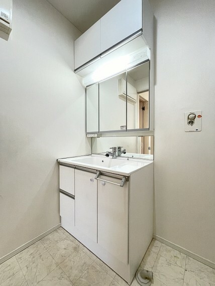 洗面化粧台 【洗面所】90センチ幅のある三面鏡付き化粧台。吊戸棚もありスッキリ収納できます！