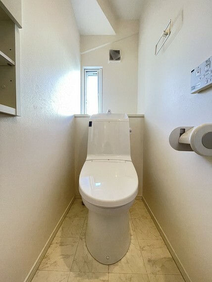 トイレ 【トイレ】小窓付で換気も出来て明るさもあります。シャワートイレ機能、手洗い付き。