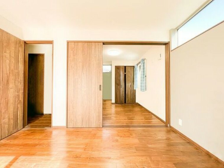 洋室 木の風合いを表現した重厚感あるその存在は2ドア1ルームの居室。ご家族様の成長に合わせてカスタマイズできます。※CG（家具等） による画像処理がされています。