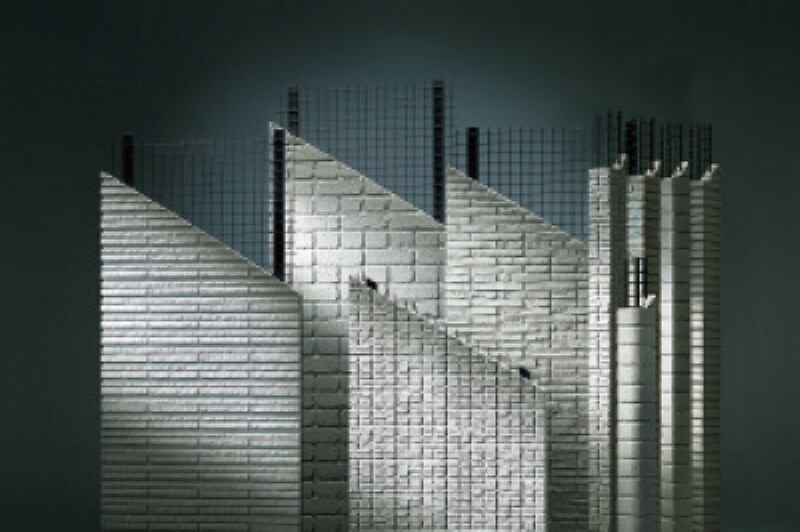 積水ハウスオリジナルの高級外壁材「ダインコンクリート」日本の気候では、外壁は雨や湿気に対する耐久性が重要です。「ダインコンクリート」は、水が浸水しにくい独立気泡で耐水性に優れ、長期にわたる耐久性を実現します。製品1枚ごとに成型するキャスティング製法によって、既存のコンクリートでは難しかった温もりのある表情や緻密なテクスチャーなど、美しいデザイン性も備えています。