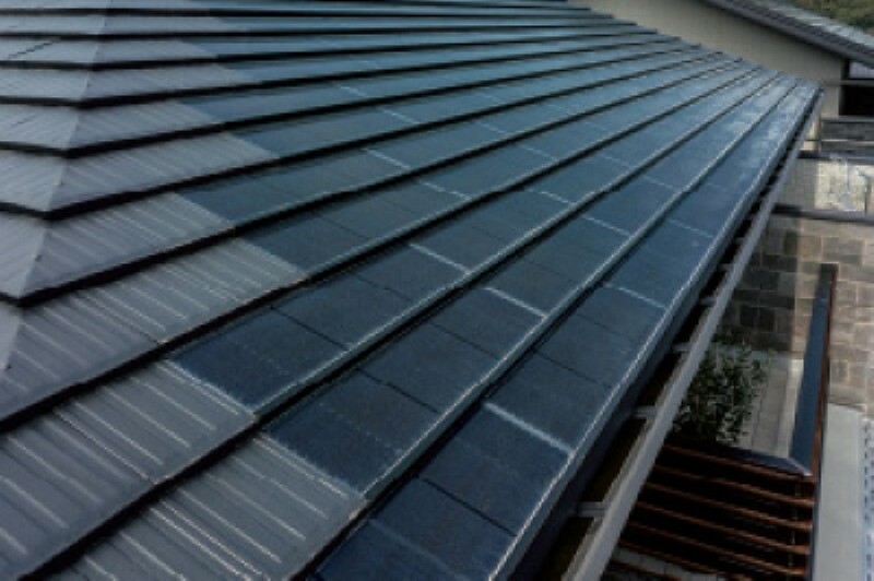 スマートなデザインの「屋根瓦一体型太陽光発電」積水ハウスは太陽光電池モジュールのデザインを改良。太陽電池モジュールそのものを屋根材とし、「オリジナル平瓦」とデザインを統一して屋根材との一体感を実現。もちろん強度や耐久性も徹底追求。