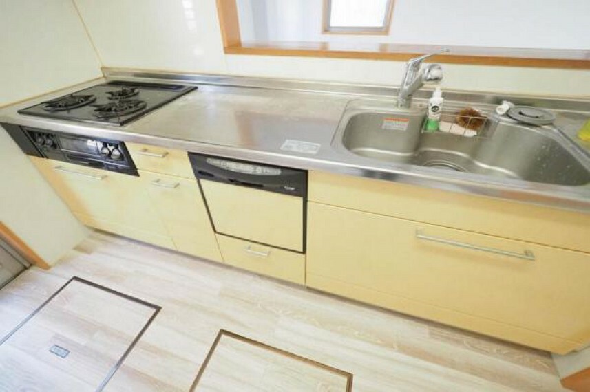 キッチン 3口コンロで料理も効率的に。汚れもふき取りやすく忙しい毎日の中の味方になってくれます。