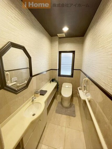 トイレ トイレを広く使えるタンクレストイレです。掃除が簡単でお手入れが楽なのも嬉しいですね。