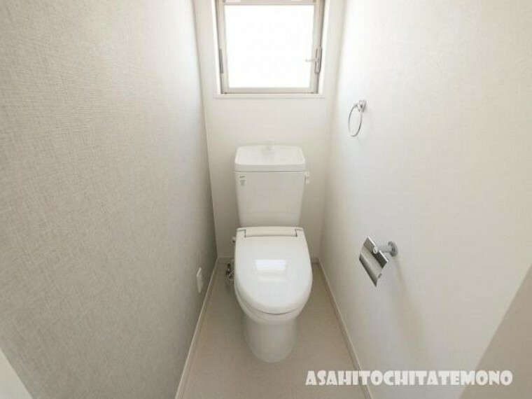 トイレ 【トイレ】清潔な空間であって頂けますように汚れをふき取り易いフロアと壁紙をチョイス致しました。