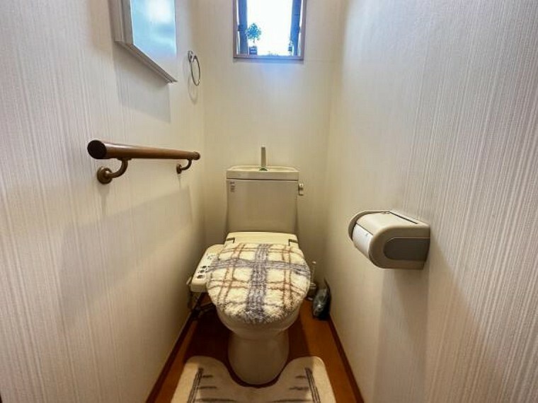 トイレ 1階トイレは、洗浄機能を完備、開口窓も設け清潔な室内を演出することが可能です。