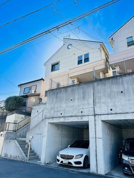 駐車場 雨や、夏の陽射しなどを遮る地下車庫。愛車をきれいに保ちます。