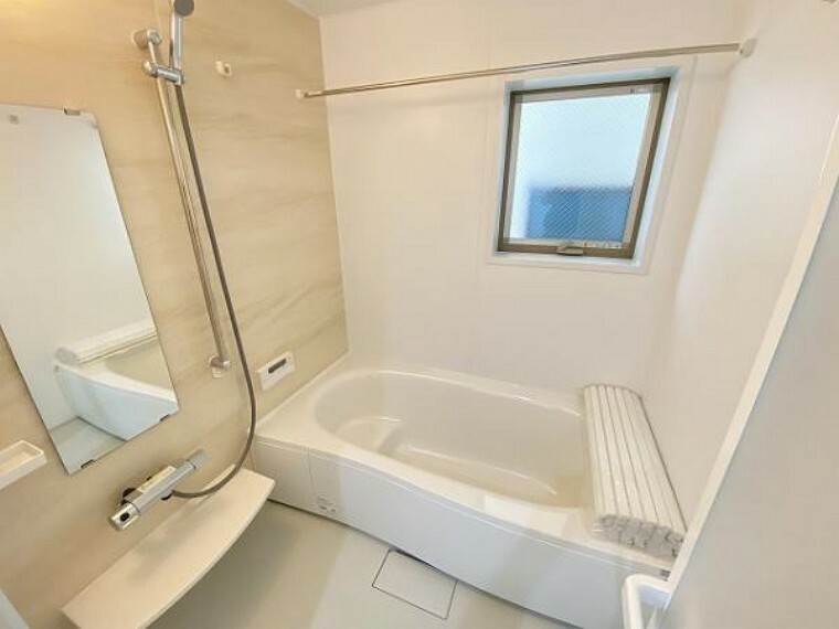 浴室 足を伸ばしてゆったりくつろげる浴室は横型ミラーで広々と感じることができます。浴室暖房乾燥搭載で使用後にサッと乾燥させることができますよ