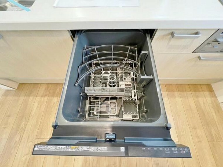 手間・時間をかけず、効率よく食器類を洗浄 家事の時間を大幅に短縮出来ます。 かつ節水効果にも優れた食洗機を標準装備。スライド式なので場所も取りません。