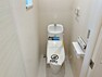 トイレ 温水洗浄機能の付いた快適なトイレ  1、2階共にシャワー機能付！小窓が付いている為換気もスッキリして頂けます。