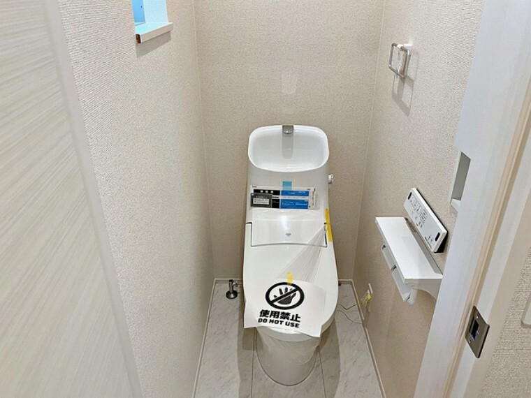 トイレ 温水洗浄機能の付いた快適なトイレ  1、2階共にシャワー機能付！小窓が付いている為換気もスッキリして頂けます。