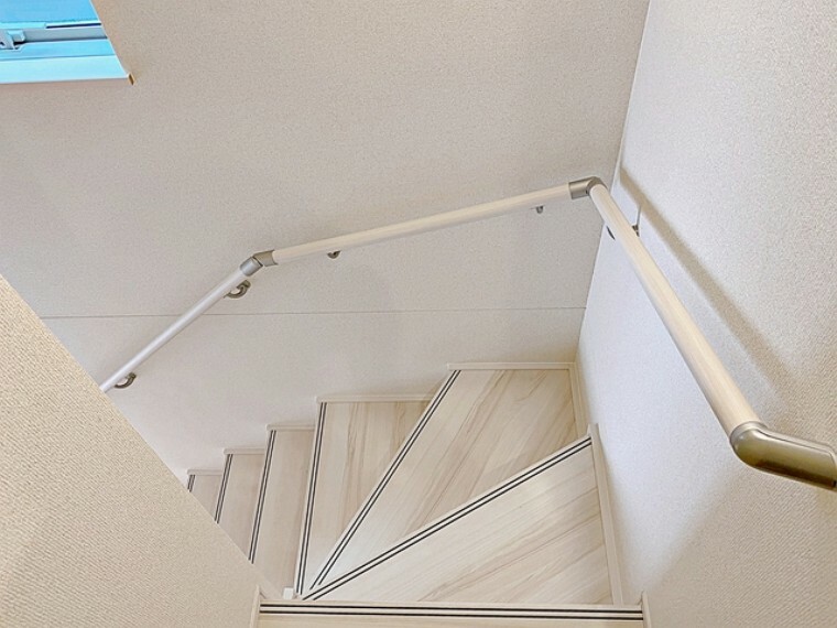 階段には手摺があり昇降の動作を安全にサポート。安心・安全の暮らしを支えます。