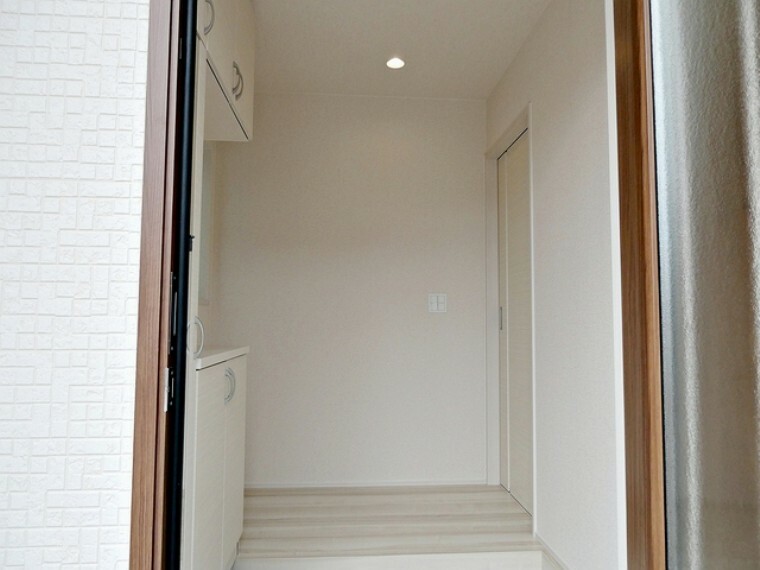 玄関 シンプルなデザインの白を基調とした明るい玄関
