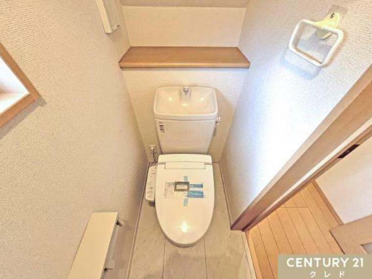 トイレ 1階にある棚付きのトイレです！ ウォシュレット機能付きのトイレです。 いつも使うトイレだからこそ、こだわりたいポイントですね！