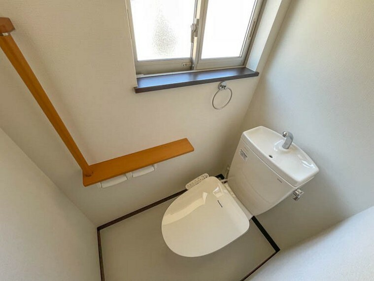 トイレ 毎日使う空間と機能だから、いつまでも清潔なスペースであってほしいのがトイレです。掃除がしやすく、また落ち着ける空間として居心地のよい大切な場所です。