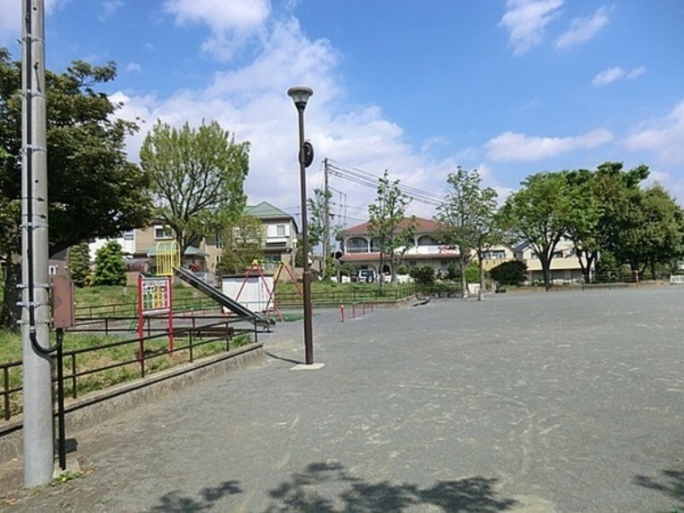 公園 臼杵公園 閑静な住宅街の中の、明るい公園。お子様が元気に走り回れる広い広場があります。ブランコや滑り台もあるので楽しく遊べます。